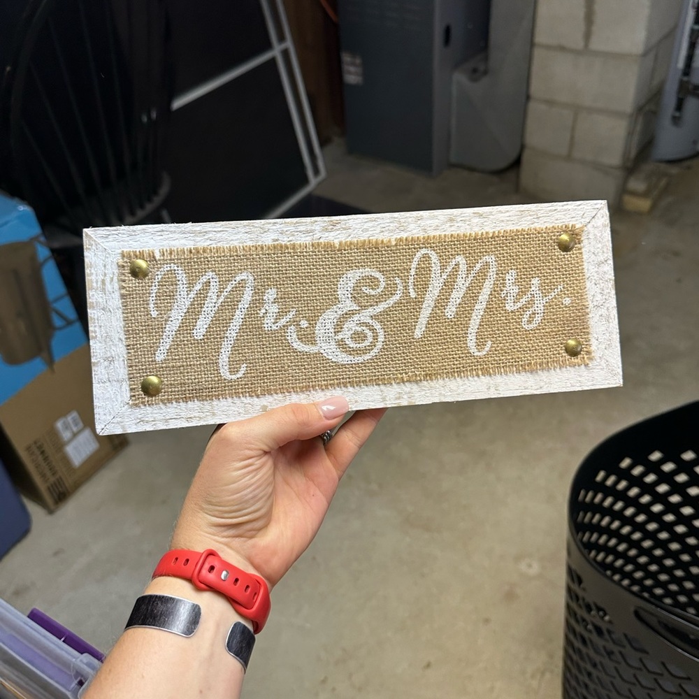 Mr. & Mrs. Table Sign